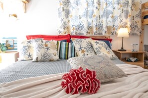 Superior vierpersoonskamer, keuken | Luxe beddengoed, een minibar, individueel gedecoreerd, een bureau