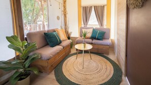 Superior tent, 2 slaapkamers | Luxe beddengoed, een minibar, individueel gedecoreerd, een bureau