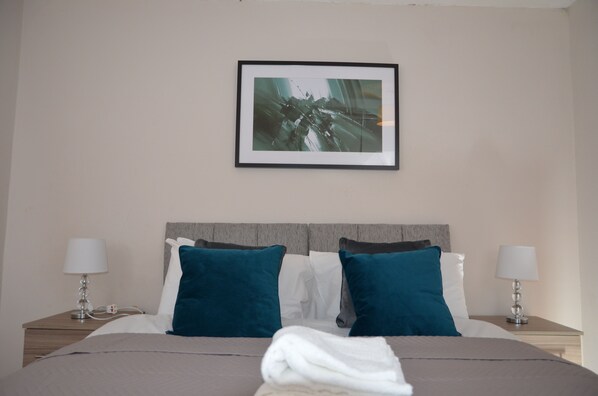 Deluxe Apartment, 2 Bedrooms | 1 bedroom, premium bedding, iron/ironing board, bed sheets - 28 Scotfield (Luton)