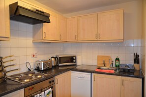 Deluxe Apartment, 2 Bedrooms | Private kitchenette | Fridge, microwave, coffee/tea maker, electric kettle - 28 Scotfield (Luton)