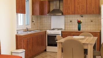 Een koelkast, een oven, een kookplaat, een koffiezetapparaat/waterkoker