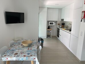 Mikrowelle, Geschirrspüler, Kochgeschirr/Geschirr/Besteck