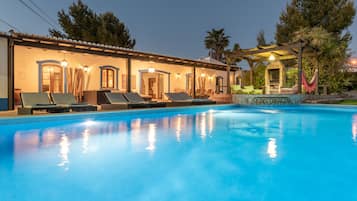 Een verwarmd zwembad