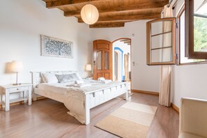 6 bedrooms, iron/ironing board, travel cot, free WiFi