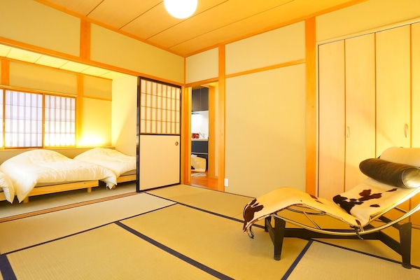 Family Room ( C ) | Desk, free WiFi, bed sheets