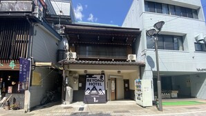 Entrada de un hotel con un letrero que dice 'Beyond Hotel Takayama 1st'.