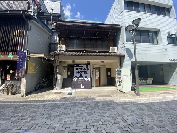 L’entrée d’un hôtel avec une enseigne indiquant « Beyond Hotel Takayama 1st ».