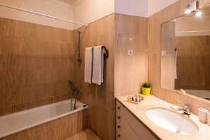 Tina con regadera, secadora de cabello, bidet, toallas