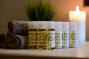 Combined shower/tub, hair dryer, bidet, towels