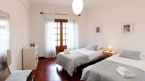 3 室のベッドルーム、デスク、アイロン / アイロン台、旅行用ベビーベッド
