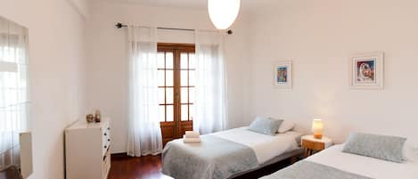 3 habitaciones, escritorio y tabla de planchar con plancha