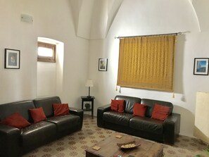 Fernseher, DVD-Player, Bücher, Videothek