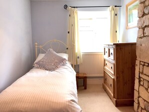 2 bedrooms, iron/ironing board, travel cot, free WiFi