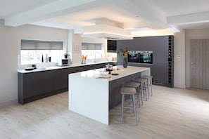 Réfrigérateur, four à micro-ondes, un four, surface de cuisson