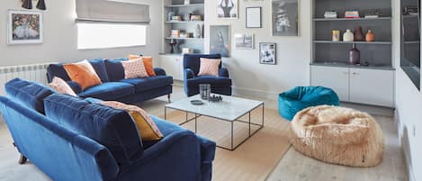 Smart TV, chimenea, videojuegos, reproductor de DVD