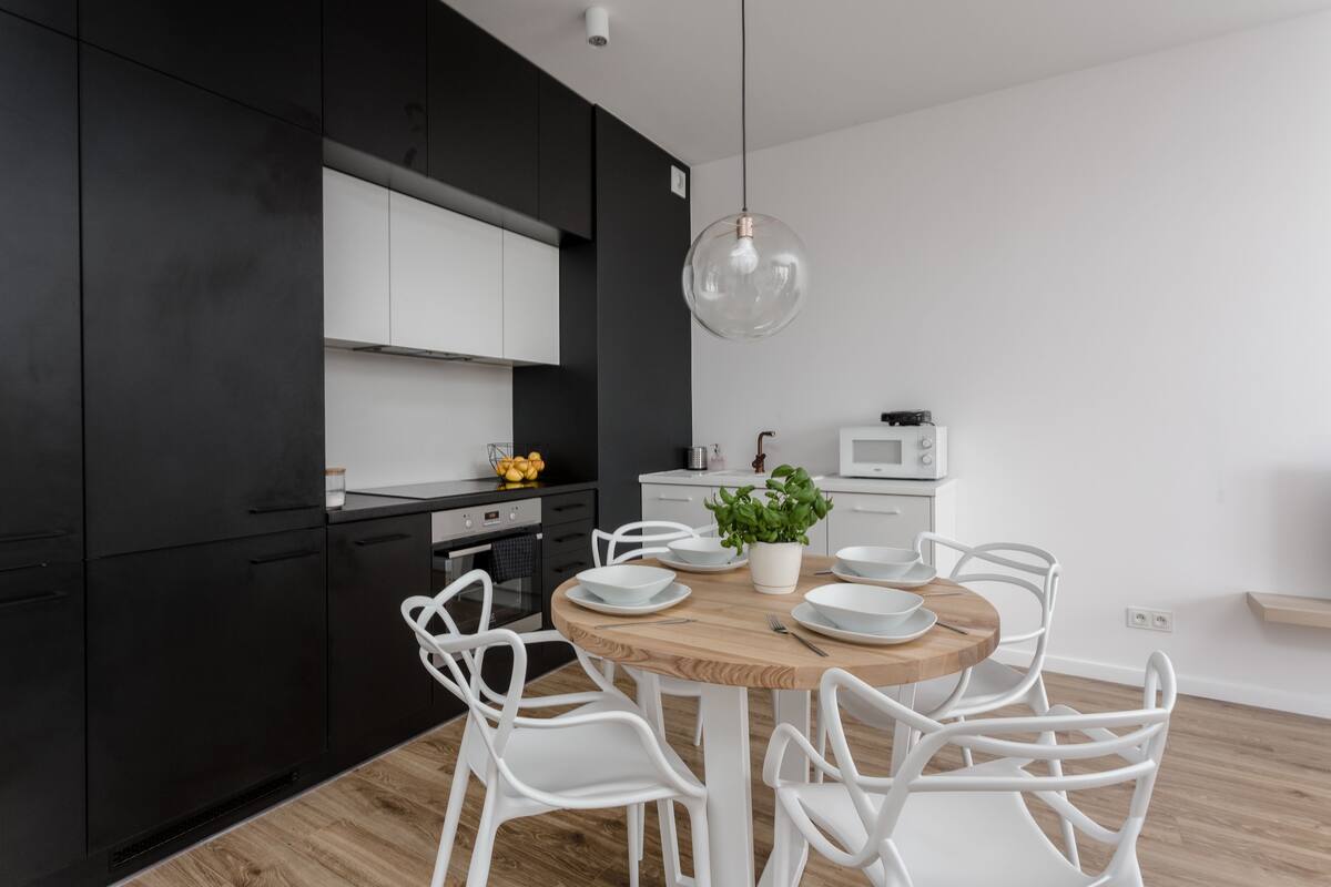 Departamento Deluxe | Cocina privada | Refrigerador, microondas, horno y parrilla de estufa