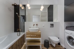 Deluxe Apartment | Bathroom | Shower, hair dryer, towels