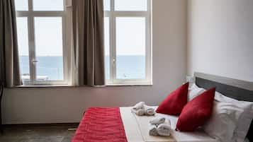 Suite junior, vista al mar | Ropa de cama de alta calidad, minibar, escritorio y cortinas blackout