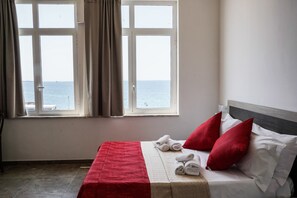 小型套房, 海景 | 高档床上用品、迷你吧、办公桌、遮光窗帘