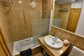 Combined shower/bathtub, hair dryer, bidet, towels - Al Andalus Apartment - At the Station (Málaga)