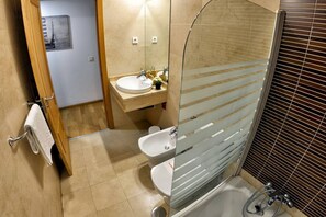 Combined shower/tub, hair dryer, bidet, towels