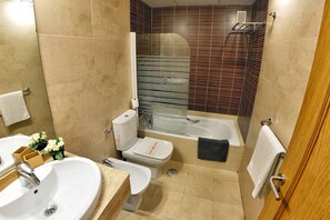 Ensemble douche/baignoire, sèche-cheveux, bidet, serviettes fournies