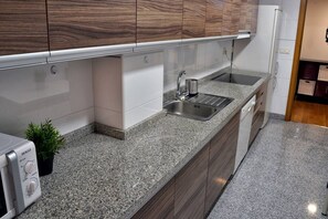 Microwave, stovetop, dishwasher, coffee/tea maker - Al Andalus Apartment - At the Station (Málaga)