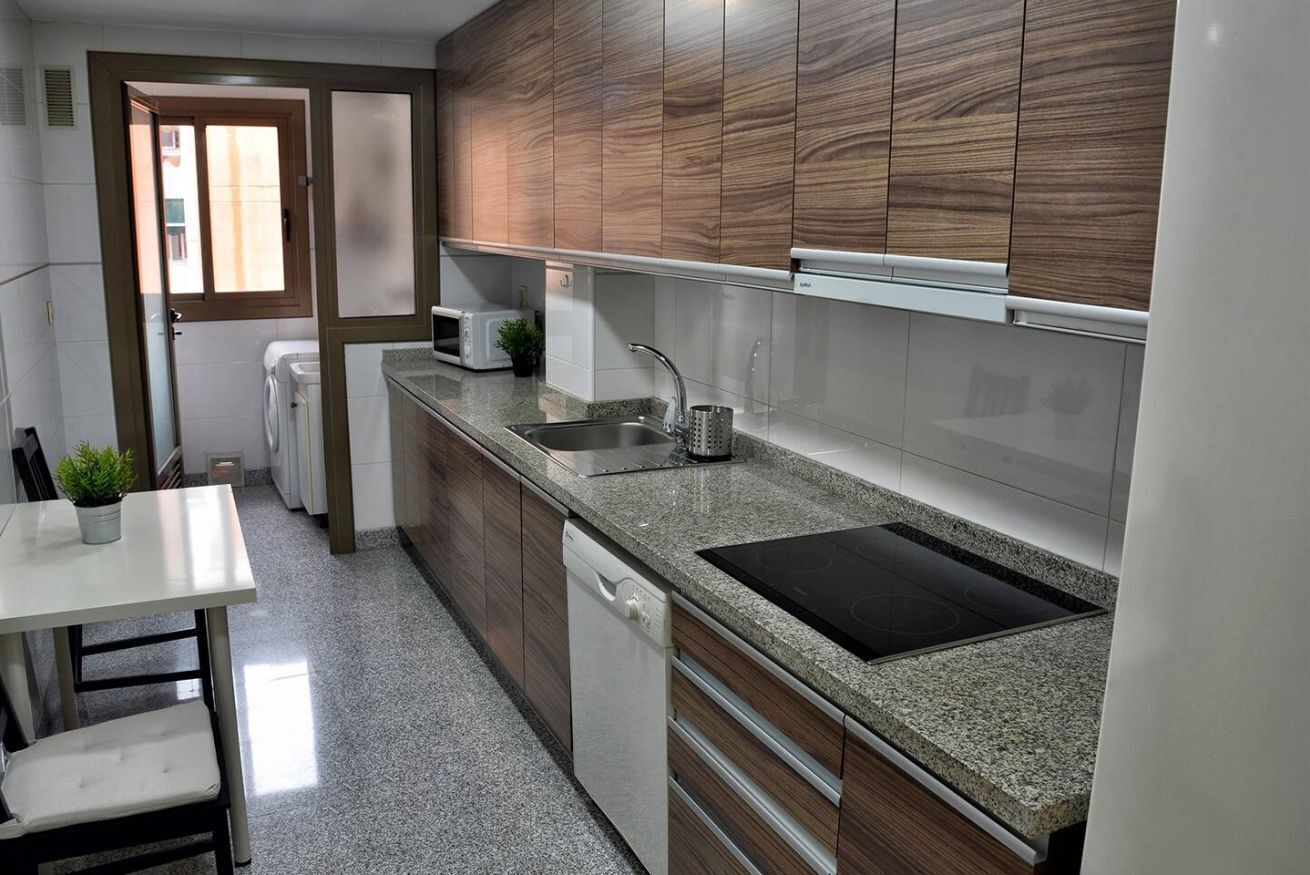 Een magnetron, een kookplaat, een vaatwasser