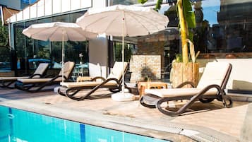 Piscine extérieure, chaises longues