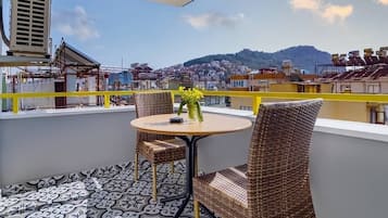 Appartement, 1 slaapkamer | Een kluis op de kamer, een bureau, gratis wifi, rolstoeltoegang