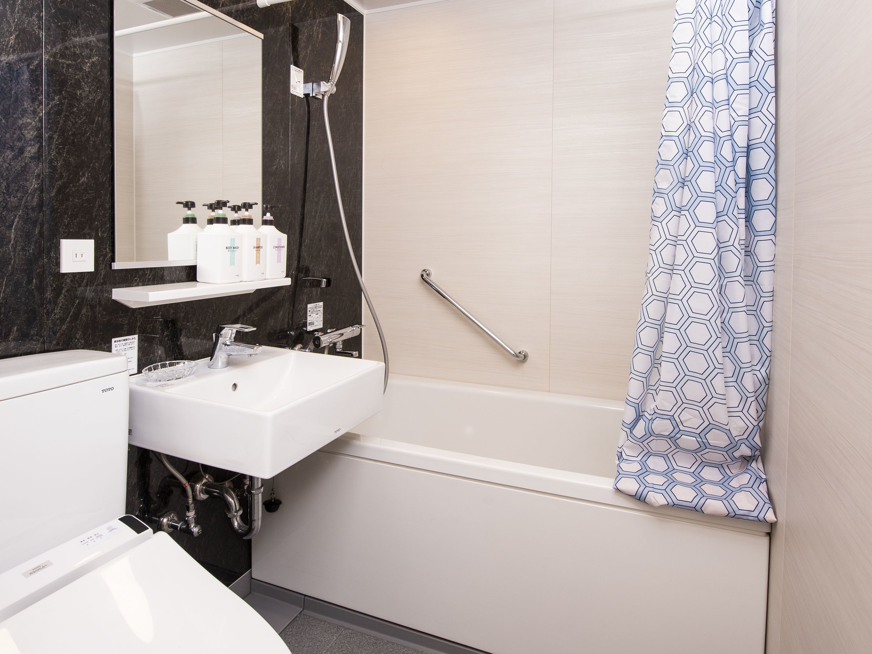 Combined shower/bathtub, free toiletries, hair dryer, slippers