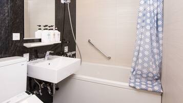 Een bad/douchecombinatie, gratis toiletartikelen, een haardroger