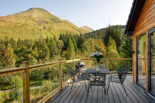 Beautiful 5 star, 2 bedroom, 2 bathroom chalet with stunning views and wood burning stove