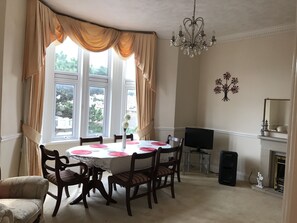 Dining - Wsm.Lovely large sunny apartment with sea views.Close to beach and amenities. (Weston-super-Mare)
