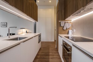 Kjøleskap, mikrobølgeovn, ovn og oppvaskmaskin