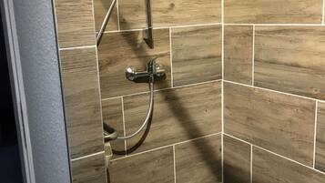 Familienapartment, 2 Schlafzimmer, Erdgeschoss | Dusche im Bad
