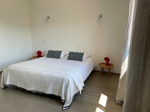 4 slaapkamers, een strijkplank/strijkijzer, reisbedje, gratis wifi