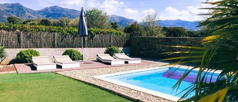 Una piscina al aire libre, una piscina climatizada