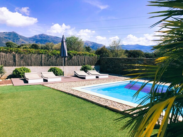 Alberca al aire libre y alberca climatizada