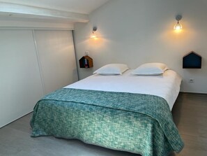 4 bedrooms, iron/ironing board, travel cot, free WiFi