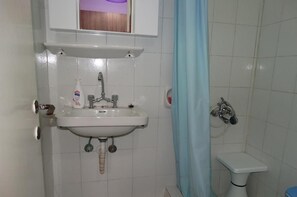 标准开间, 2 张单人床, 海景 | 浴室 | 淋浴设施、免费洗浴用品、毛巾