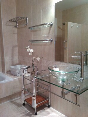 Badewanne, Haartrockner, Bidet, Handtücher