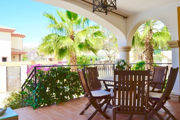 Outdoor dining - UNFORGETTABLE VACATIONS!!!BEAUTIFUL VILLA WITH POOL AND ALL AMENITIES. (Mutxamel)