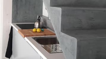 Réfrigérateur, plaque de cuisson, cafetiÚre/bouilloire, grille-pain