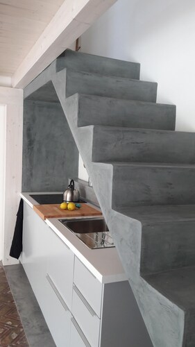 The House of the Robin (CIR 19087015C220885)