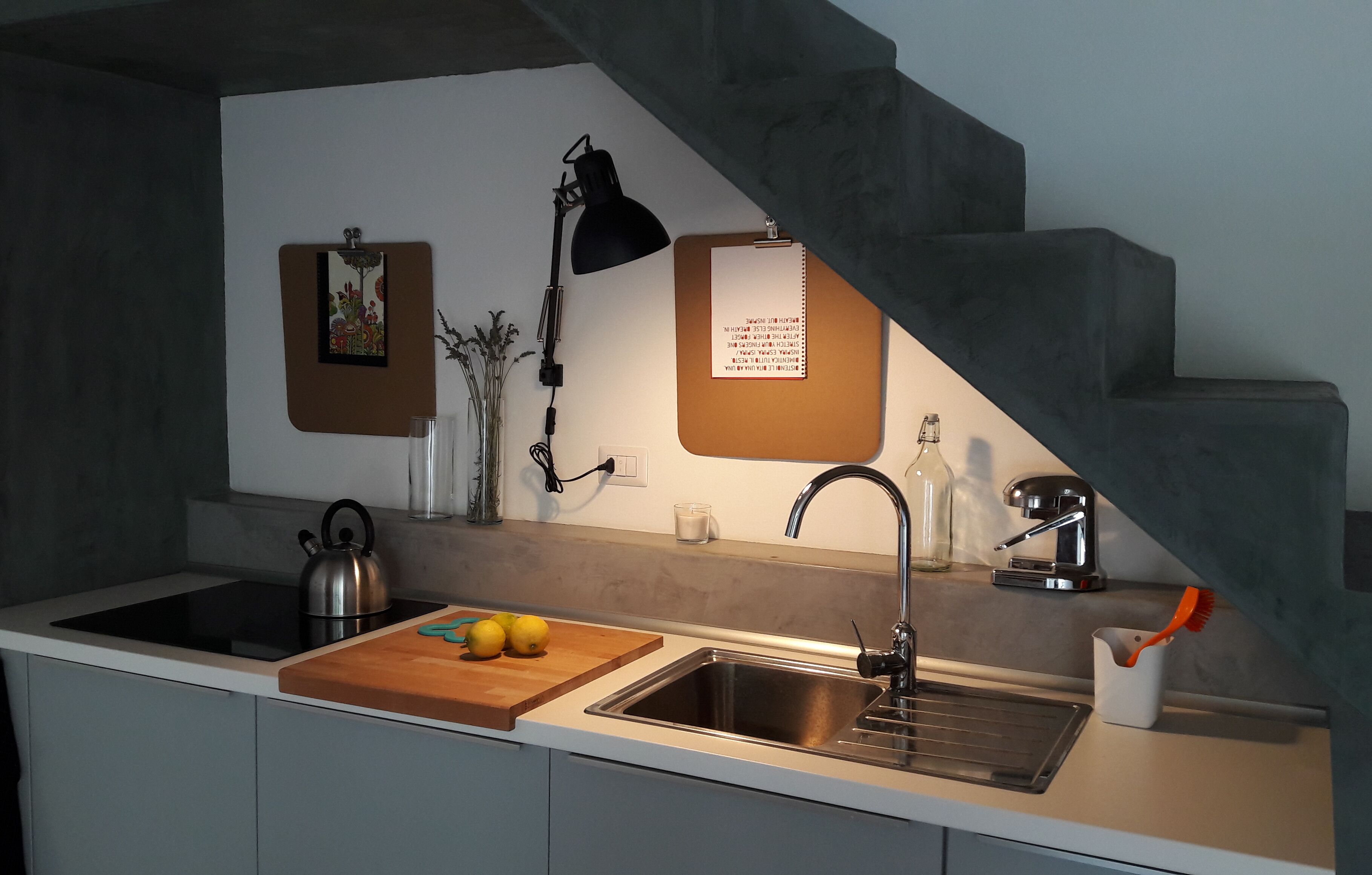 Kühlschrank, Herdplatte, Wasserkocher mit Kaffee-/Teezubehör, Toaster