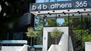 Un edificio moderno con un letrero que dice "b4b athens 365".