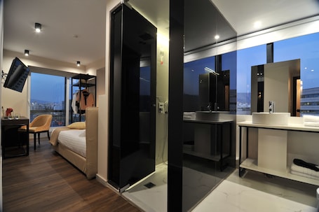 Einzelzimmer, Eckzimmer (Acropolis View) | Hochwertige Bettwaren, Zimmersafe, Schreibtisch, Verdunkelungsvorhänge. B4B Athens 365 Hotel