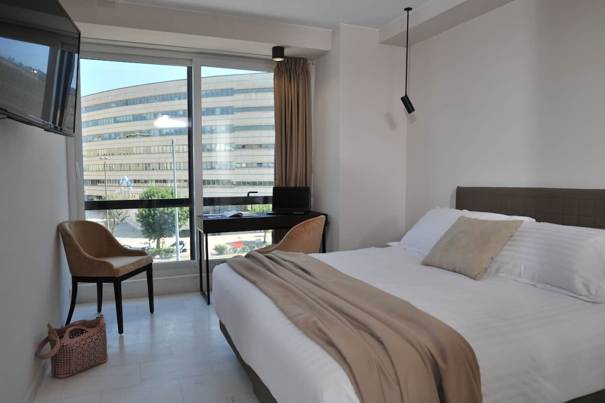 Comfort Double or Twin Room | Peralatan tempat tidur premium, peti besi dalam bilik, meja