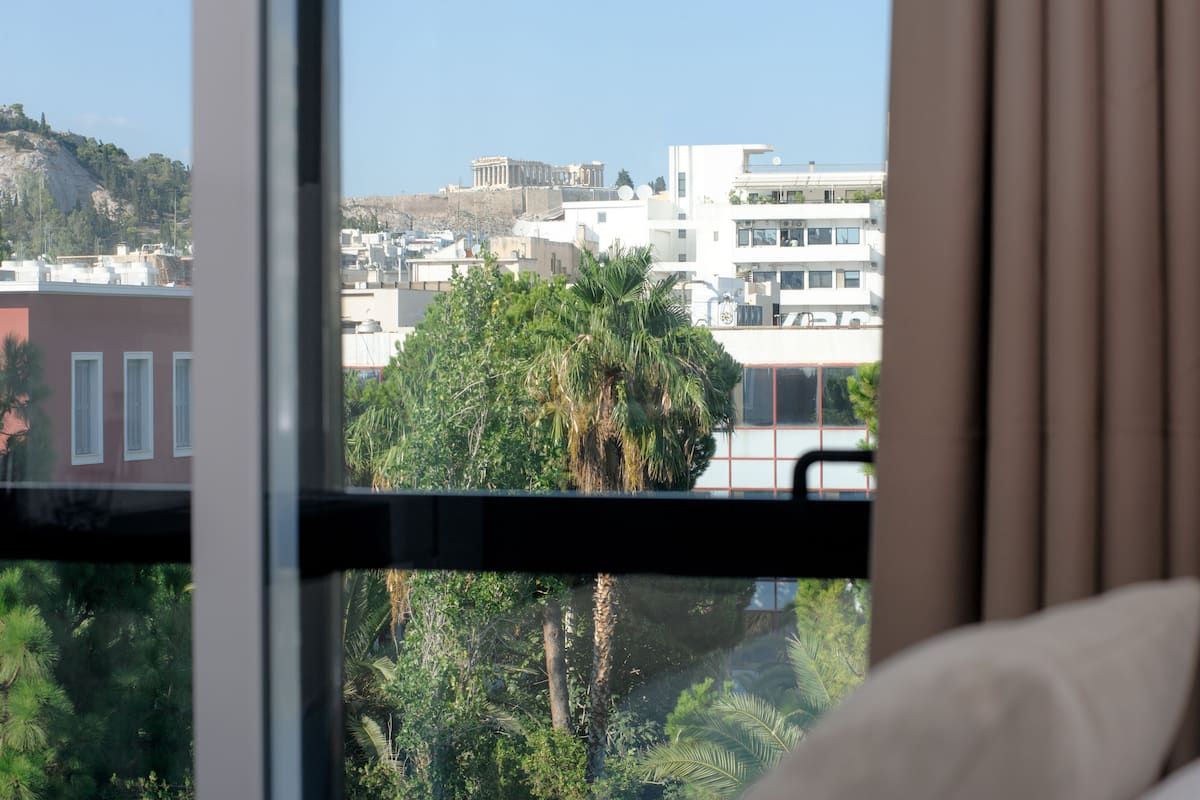 Superior Double or Twin Room (Acropolis View) | Peralatan tempat tidur premium, peti besi dalam bilik, meja